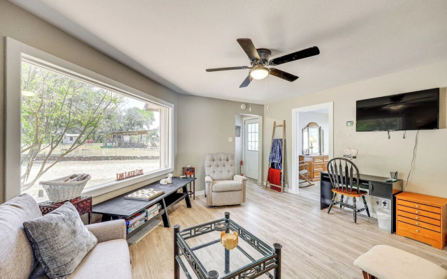 Bandera Carriage House w/ Medina River Access!