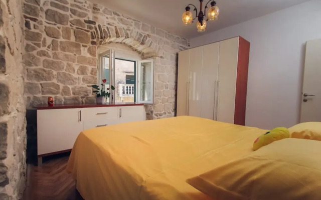 Modern apt in the Stone House in the Very Center