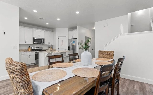 Lazy Poolside Oasis 3 Bedroom Home