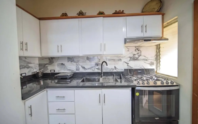 Colonial 2BR Apartment 2mins Walk to Beach!