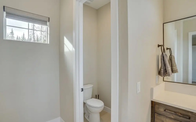 Spacious Utah Escape w/ Balcony & Mountain Views!