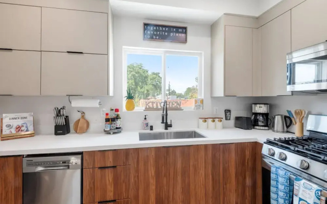 Stylish Sherman Oaks Townhouse W/ 3 Master Suites
