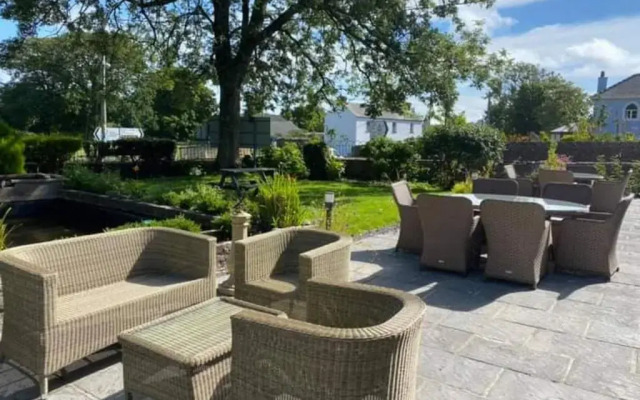 OYO Lamphey Hall Hotel