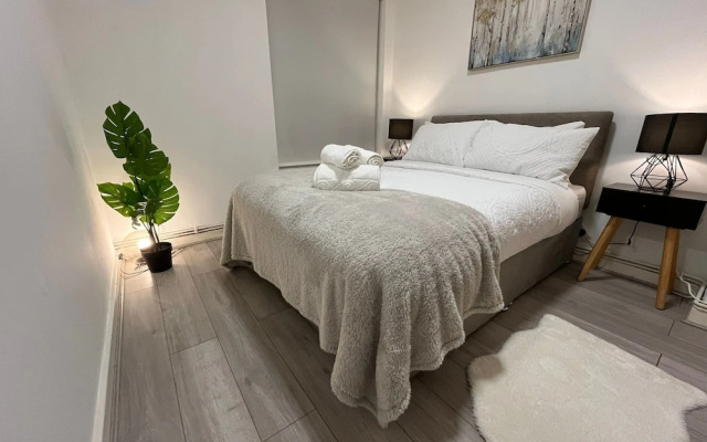 Elegant 3 Bedroom Flat with Garden Oasis