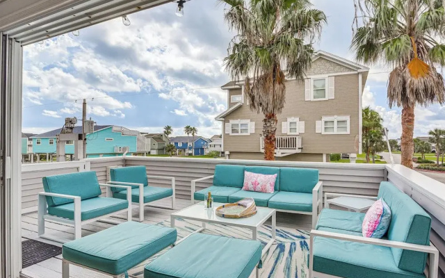 Walk to Pirates Beach - Luxe Galveston Home