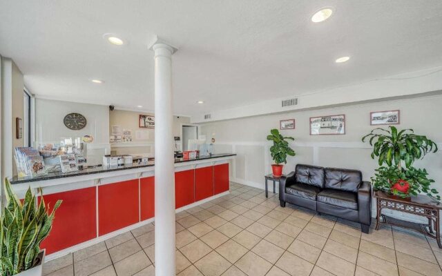 Ramada by Wyndham Panama City Beach / Beachfront