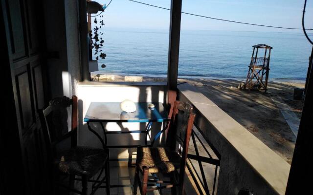 Kamari Beach guest house