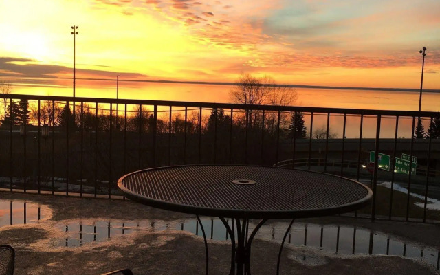 Voyageur Lakewalk Inn