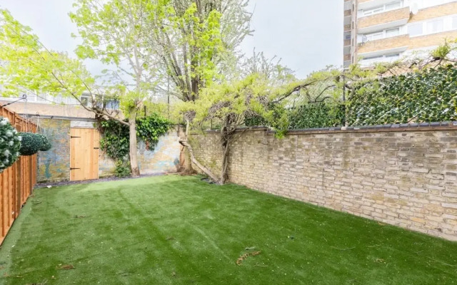 Newly Renovated 3BD Home, Islington!