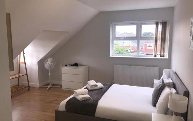 2nd Floor Town Centre Apt with FREE Parking