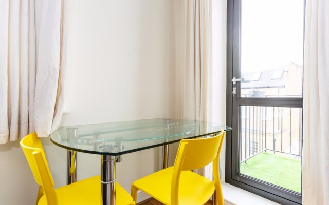 Central Flat in Londons Battersea Sleeps 6