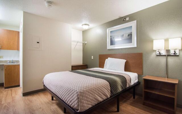 HomeTowne Studios by Red Roof Raleigh - Durham