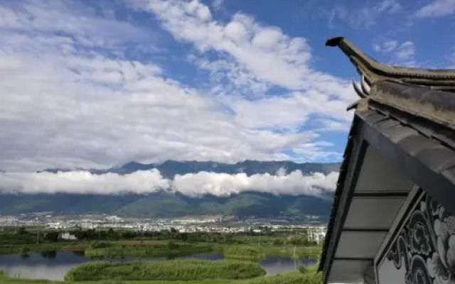 Dali Starry Night Inn