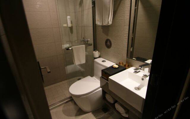 Home Inn Plus Shanghai Huaihai Road Sinan Road