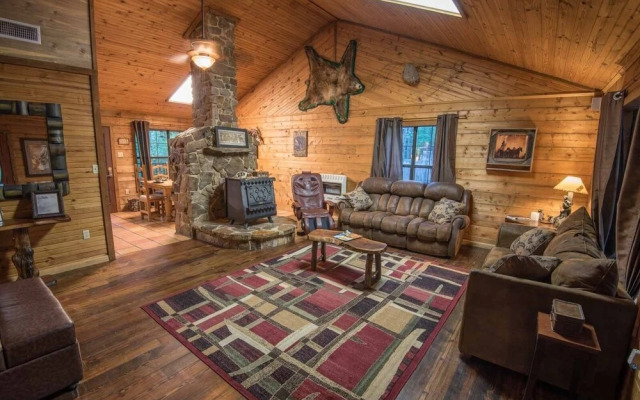 Mountain Bear Lodge Includes Roku TV, Wifi, Hot Tub, and BBQ by Redawning