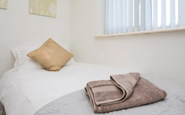 Fabulous 3-bed House, Close to Station