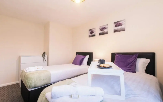 Spacious 3-bedroom Apartment w/ Private Garden