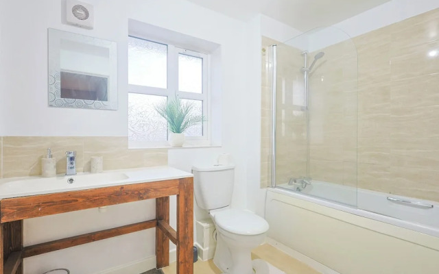 Manchester 3-beds, Sleeps 6 With On-site Parking