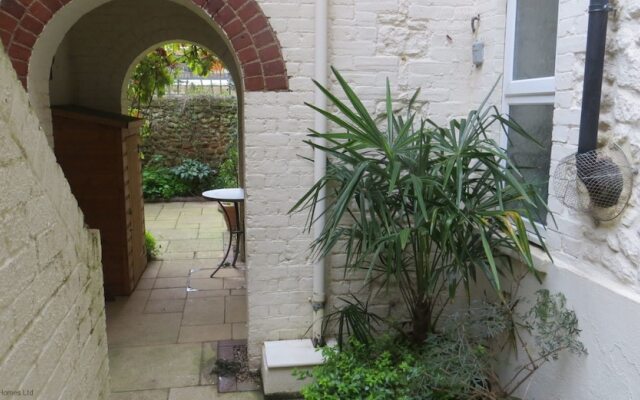 The Garden Flat Tucked Away Close To Amenities