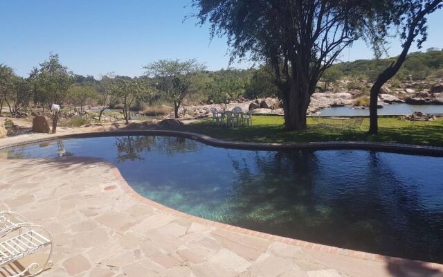 Nyangombe Safari Lodge