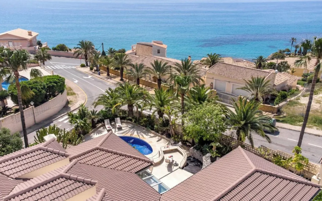 4bed Villa Sleeps 8- Pool, Garden, Bbq, Near Beach