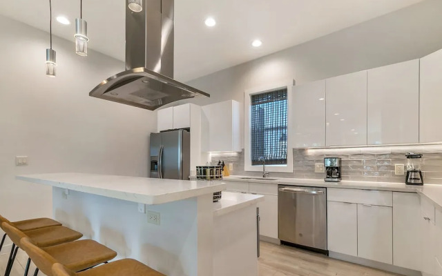 Spacious Townhouse with Balcony
