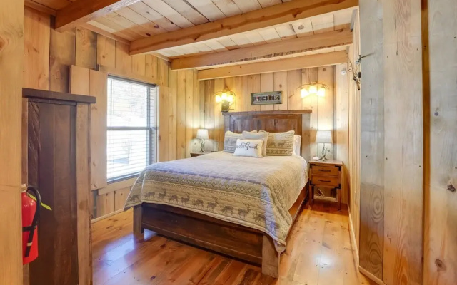 antlers Point Cabin w/ Patio & Grill in Branson