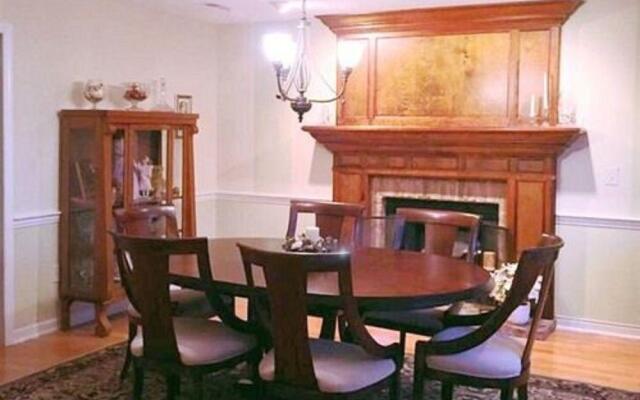 Tudor Oaks Inn