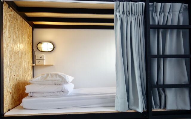 Oldmancaptain Hostel