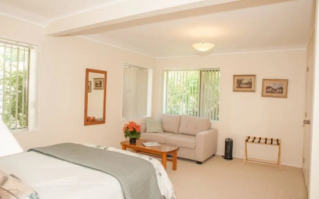 Abundante B&B on 8 Marlowe