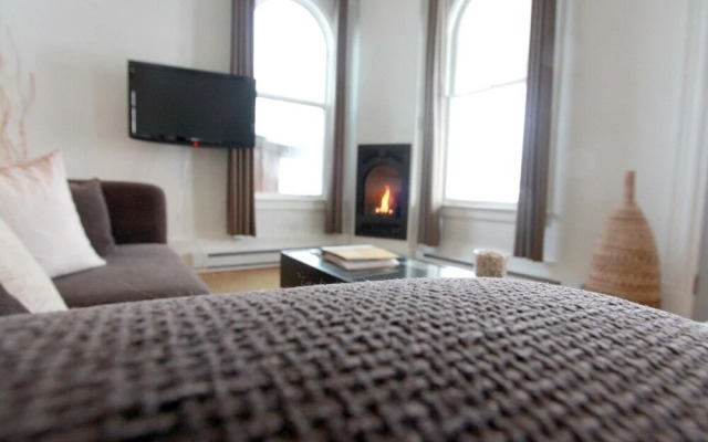 The Haus on Mirror Lake