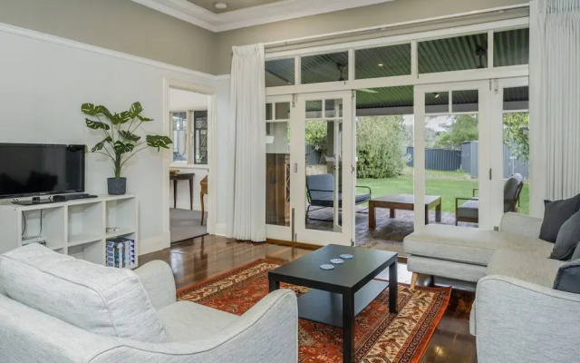 Incredible 3-bed Renovated Home With Huge Garden