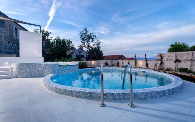 Holiday Home Secret Garden