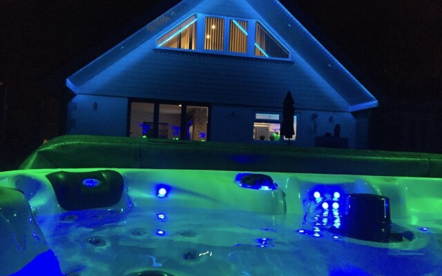 Four Corners Holiday Home with Hot Tub & Sauna