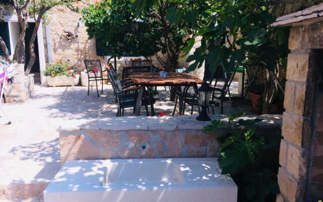 Paradise Stone Apartments