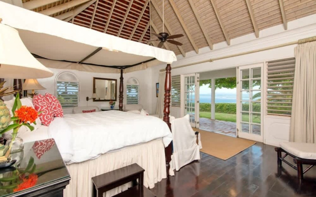 Luxury 8BR Hilltop Villa Sweeping Sea Views Private Pool