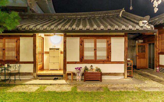 Jeonju Hanok Maeul Sarang Namu Hanok Pension