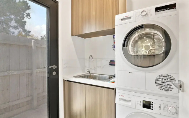 Bright 2-bed Glenroy Home With Courtyard