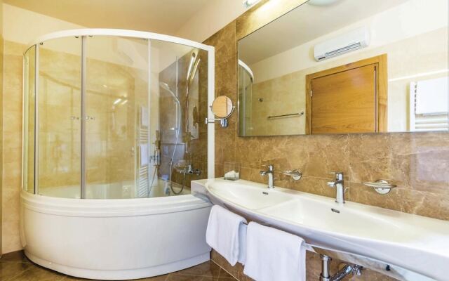 Beautiful Home in Turcic With Wifi and 4 Bedrooms
