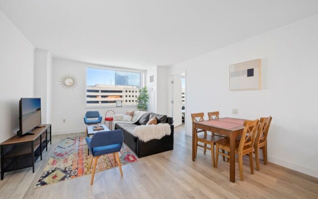 Sleep 6 Stylish 1BR 2BA Beachfront Cozysuites