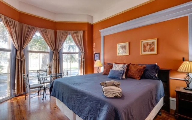 Elegant 2BR on Forsyth Park