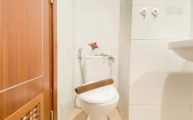 Basic 1Br Apartment At Vittoria Residence