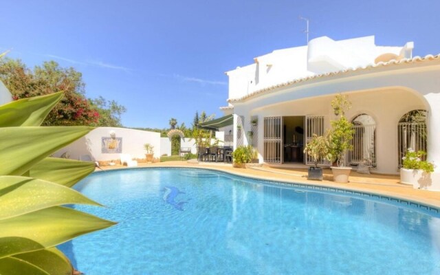 Casa Vilamoura is a great 5 bedroom villa with AC and private pool within easy distance of all or Vi