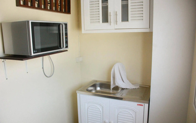 七岩巴黎式旅馆(Cha am Paris Style Guest House)