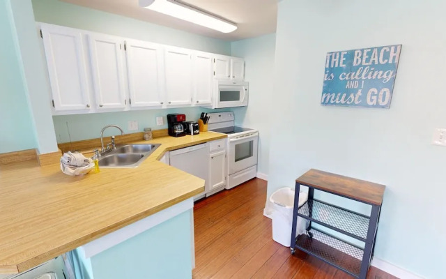 Sandpiper Cove 8113 Studio Bedroom Condo by RedAwning