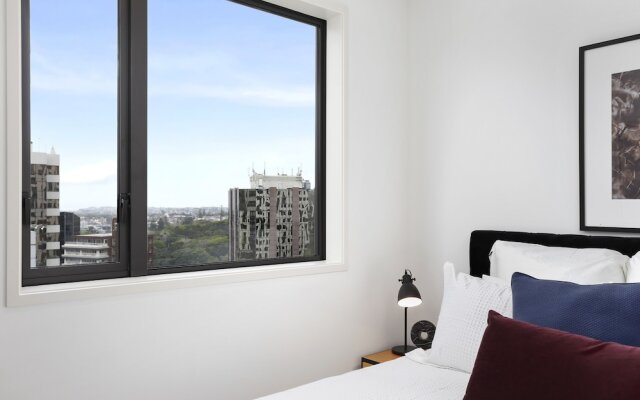 Newly refurbished penthouse apartment w carpark!