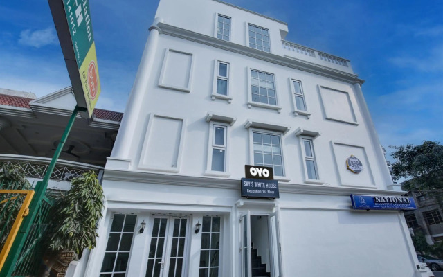 OYO Flagship 80590 Sky White House