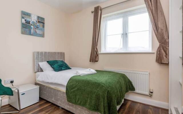 Large 5BR Home in Bedford Ideal for big Groups