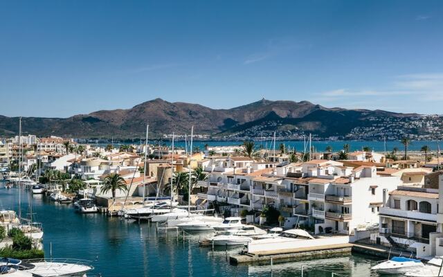 Modern Apartment in Empuriabrava With Beach Nearby