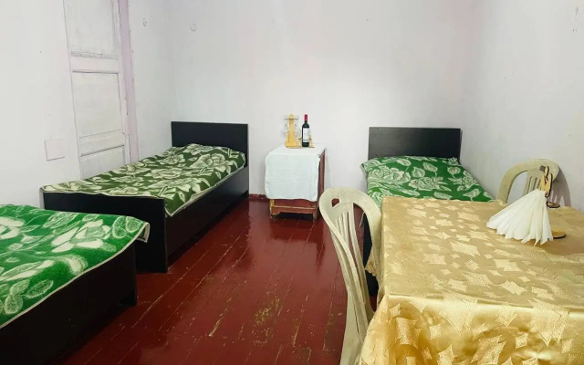 86 E. Takaishvili Guest House